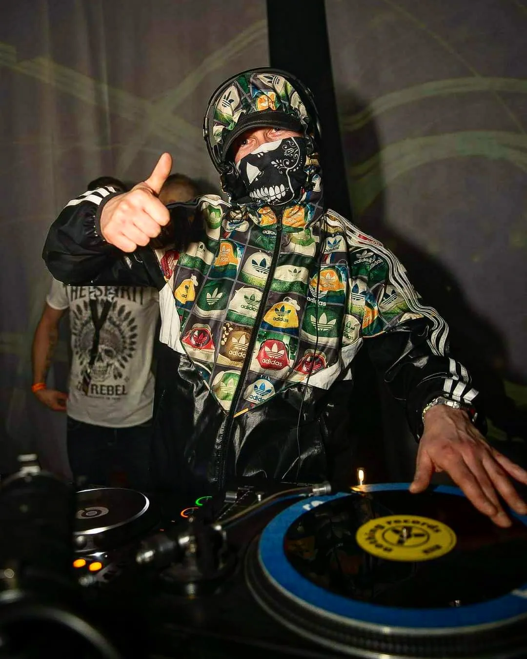 DJ Sunryz am Plattenspieler